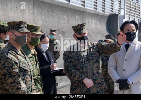 NUMAZU BEACH, Japan (9. März 2022) Marine Oberst Michael Nakonieczny, Befehlshaber der 31. Marine Expeditionary Unit (MEU), Center, spricht mit Numazu Mayor Shuichi Yorishige während einer Strandlandeübung mit Landefahrzeugen des vorwärts eingesetzten Amphibiendock-Landungsschiffs USS Ashland (LSD 48). Ashland, Teil der America Amphibious Ready Group, ist zusammen mit der 31. MEU im Zuständigkeitsbereich der US-amerikanischen 7.-Flotte tätig, um die Interoperabilität mit Verbündeten und Partnern zu verbessern, und dient als einsatzbereite Eingreiftruppe zur Verteidigung von Frieden und Stabilität in der Region Indopazifik. Stockfoto