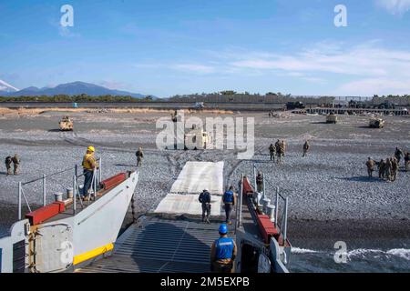 NUMAZU BEACH, Japan (9. März 2022) Marines, die der 31. Marine Expeditionary Unit (MEU) zugeteilt sind, entladen Fahrzeuge von einem Landungsfahrzeug, Versorgungsunternehmen während einer Strandlandungsübung mit dem vorwärts ausgesetzten Amphibiendock-Landungsschiff USS Ashland (LSD 48). Ashland, Teil der America Amphibious Ready Group, ist zusammen mit der 31. MEU im Zuständigkeitsbereich der US-amerikanischen 7.-Flotte tätig, um die Interoperabilität mit Verbündeten und Partnern zu verbessern, und dient als einsatzbereite Eingreiftruppe zur Verteidigung von Frieden und Stabilität in der Region Indopazifik. Stockfoto