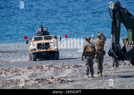 NUMAZU BEACH, Japan (9. März 2022) Marines, die der 31. Marine Expeditionary Unit (MEU) zugeteilt wurden, entladen Ausrüstung und Ausrüstung von einem Landungsfahrzeug, Versorgungsunternehmen während einer Strandlandungsübung mit dem nach vorn ausgesetzten Amphibiendock-Landungsschiff USS Ashland (LSD 48). Ashland, Teil der America Amphibious Ready Group, ist zusammen mit der 31. MEU im Zuständigkeitsbereich der US-amerikanischen 7.-Flotte tätig, um die Interoperabilität mit Verbündeten und Partnern zu verbessern, und dient als einsatzbereite Eingreiftruppe zur Verteidigung von Frieden und Stabilität in der Region Indopazifik. Stockfoto