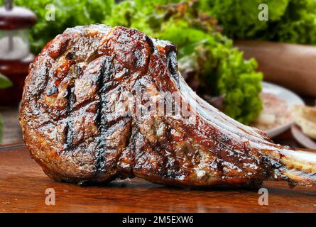 Frisch gegrillte Tomahawk-Steaks Stockfoto