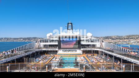 Marseille, Frankreich - 30. März 2019 : Ansicht des Kreuzfahrtschiffs MSC Bellissima am Terminal des Hafens von Marseille, Schiff der Firma MSC Cruises. Stockfoto