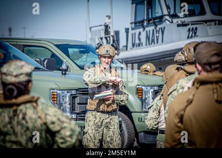 220309-N-NT795-437 SEAL BEACH, KALIFORNIEN (9. März 2022) Baumechaniker 1. Klasse Christopher Rodriguez, ein taktisches Boot Coxswain, das dem Maritime Expeditionary Security Squadron (MSRON) 11 zugeteilt wurde, Gibt eine Sicherheitsunterweisung vor dem Start von drei 34-Fuß-Patrouillenbooten der Sea Ark als Teil der Ausbildung der Schiffsbesatzung während des Grundkurses der Maritime Expeditionary Security Force (MESF) Boat University. MESF ist ein Kernkapital der Marine, das die Sicherheit von Häfen und Häfen, die Sicherheit von wertvollen Vermögenswerten und die Gefahrenabwehr im Seeverkehr auf den Küsten- und Binnenwasserstraßen gewährleistet. Stockfoto