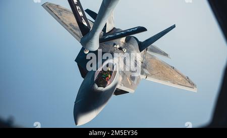 EIN US-AMERIKANISCHER Air Force F-22 Raptor Pilot, dem 380. Air Expeditionary Wing zugeteilt, bereitet sich auf die Lieferung von Treibstoff von einem KC-135 Stratotanker über Südwestasien vor, 9. März 2022. Die F-22 Raptors nahmen an der Operation Agile Spartan II Teil und führten Agile Combat Employment Concepts in den USA durch Verantwortungsbereich des Zentralkommandos, das die USA zeigte Die Flexibilität der Air Force, von jedem Ort in einem umstrittenen Umfeld aus zu operieren. Stockfoto