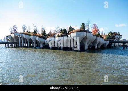 Little Island ist ein neuer öffentlicher Park, in dem alle New Yorker und Besucher Natur und Kunst in einer einzigartigen urbanen Oase am Hudson River erleben können Stockfoto