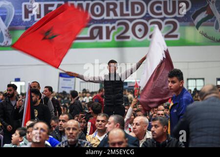 Palästinensische Fußballfans heben die nationale und marokkanische Flagge, wenn sie den Sieg Marokkos beim Fußballspiel der Katar-Weltmeisterschaft 2022 gegen Portugal in Gaza-Stadt 16 feiern. Palästina. Stockfoto