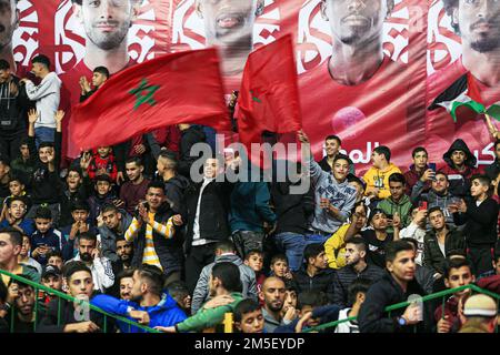 Palästinensische Fußballfans heben die nationale und marokkanische Flagge, wenn sie den Sieg Marokkos beim Fußballspiel der Katar-Weltmeisterschaft 2022 gegen Portugal in Gaza-Stadt 16 feiern. Palästina. Stockfoto