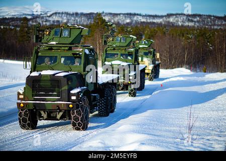 USA Marines führen im Rahmen von Übung Cold Response 2022, Setermoen, Norwegen, März einen M240B-Maschinengewehrstand mit Live-Feuer durch. 9, 2022. Die Marines sind für die Bekämpfung der Logistikeinheit 6, des 3. Bataillons, des 6. Regiments, der II. Marine Expeditionstruppe zuständig. Übung Cold Response '22 ist eine alle zwei Jahre stattfindende norwegische nationale Bereitschafts- und Verteidigungsübung, die in ganz Norwegen stattfindet, unter Beteiligung jedes seiner Militärdienste sowie von 26 weiteren alliierten Nationen und regionalen Partnern der Nordatlantikvertrags-Organisation. Stockfoto