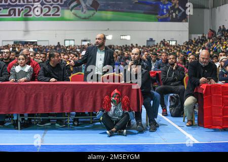 Palästinensische Fußballfans heben die nationale und marokkanische Flagge, wenn sie den Sieg Marokkos beim Fußballspiel der Katar-Weltmeisterschaft 2022 gegen Portugal in Gaza-Stadt 16 feiern. Palästina. Stockfoto