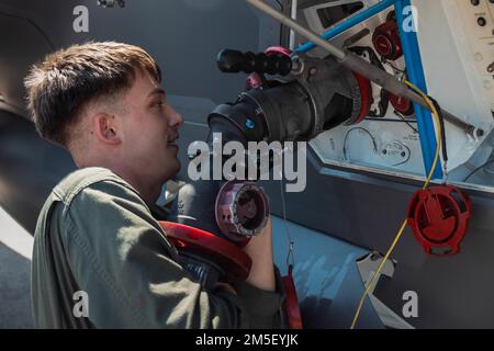 USA Mazen Peterson, Spezialist für Treibstoff bei der Marine Corps Air Station Futenma, Marine Corps Installations Pacific, führt am 9. März 2022 ein Hot-Pit-Tanken auf dem Kadena Air Base durch. Die Schulung verfeinerte und verbesserte die Fähigkeiten der teilnehmenden Marines auf mehreren Flugzeugplattformen. Der Schwerpunkt lag dabei auf der zeitlich begrenzten Betankung des F-35A Lightning II mit Heißpegelbooten, wodurch eine Betriebsumgebung simuliert wurde. Während des Betankens im Warmbergwerk bleibt das Flugzeug mit laufendem Motor, was die Reaktionszeit in einer Betriebsumgebung verkürzt. Stockfoto