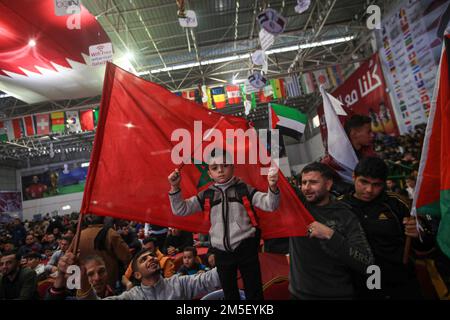 Palästinensische Fußballfans heben die nationale und marokkanische Flagge, wenn sie den Sieg Marokkos beim Fußballspiel der Katar-Weltmeisterschaft 2022 gegen Portugal in Gaza-Stadt 16 feiern. Palästina. Stockfoto