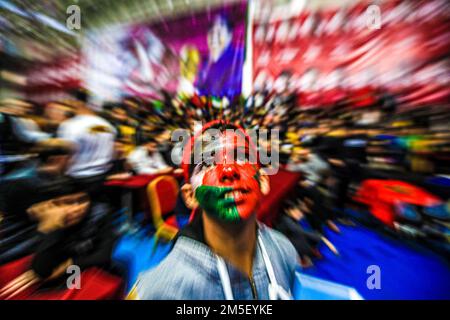 Palästinensische Fußballfans heben die nationale und marokkanische Flagge, wenn sie den Sieg Marokkos beim Fußballspiel der Katar-Weltmeisterschaft 2022 gegen Portugal in Gaza-Stadt 16 feiern. Palästina. Stockfoto