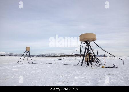 Ein AN/TRN-47 Tactical Air Navigation (TACAN)-System wird neben dem Flugplatz der Bardufoss Air Station zur Unterstützung der Übung Cold Response 2022, Norwegen, 9. März 2022 bereitgestellt. Das TACAN ist ein Navigationssystem, das von Militärflugzeugen verwendet wird und dem Benutzer Peilung und Entfernung zu einer Boden- oder schiffgestützten Station liefert. Übung Cold Response ’22 ist eine alle zwei Jahre stattfindende Übung in ganz Norwegen, an der sich jeder seiner Militärdienste sowie 26 weitere alliierte Nationen und regionale Partner der Nordatlantikvertrags-Organisation beteiligen. Stockfoto