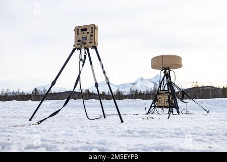 Ein AN/TRN-47 Tactical Air Navigation (TACAN)-System wird neben dem Flugplatz der Bardufoss Air Station zur Unterstützung der Übung Cold Response 2022, Norwegen, 9. März 2022 bereitgestellt. Das TACAN ist ein Navigationssystem, das von Militärflugzeugen verwendet wird und dem Benutzer Peilung und Entfernung zu einer Boden- oder schiffgestützten Station liefert. Übung Cold Response ’22 ist eine alle zwei Jahre stattfindende Übung in ganz Norwegen, an der sich jeder seiner Militärdienste sowie 26 weitere alliierte Nationen und regionale Partner der Nordatlantikvertrags-Organisation beteiligen. Stockfoto