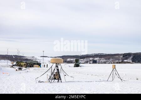 Ein AN/TRN-47 Tactical Air Navigation (TACAN)-System wird neben dem Flugplatz der Bardufoss Air Station zur Unterstützung der Übung Cold Response 2022, Norwegen, 9. März 2022 bereitgestellt. Das TACAN ist ein Navigationssystem, das von Militärflugzeugen verwendet wird und dem Benutzer Peilung und Entfernung zu einer Boden- oder schiffgestützten Station liefert. Übung Cold Response ’22 ist eine alle zwei Jahre stattfindende Übung in ganz Norwegen, an der sich jeder seiner Militärdienste sowie 26 weitere alliierte Nationen und regionale Partner der Nordatlantikvertrags-Organisation beteiligen. Stockfoto