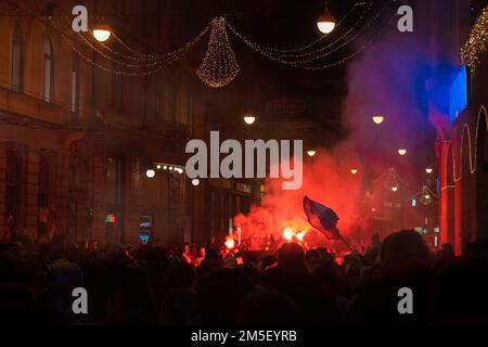 Zagreb, Kroatien-18. Dezember 2022: Überfüllte Straßen und Hauptplatz von Zagreb nach der Rückkehr der kroatischen Fußballnationalmannschaft nach dem Bronzegewinn Stockfoto