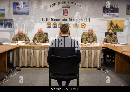 Soldaten und nicht kommissionierte Offiziere aus der gesamten 10. Mountain Division nehmen am Wettbewerb Division Soldier/NCO of the Quarter am 9. März 2022 in Fort Drum, New York, Teil. Der Wettbewerb umfasst einen Army Combat Fitness Test, einen 10 Meilen langen straßenmarsch, Qualifikationsbereich und eine Präsentationstafel. Stockfoto