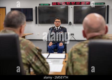 Soldaten und nicht kommissionierte Offiziere aus der gesamten 10. Mountain Division nehmen am Wettbewerb Division Soldier/NCO of the Quarter am 9. März 2022 in Fort Drum, New York, Teil. Der Wettbewerb umfasst einen Army Combat Fitness Test, einen 10 Meilen langen straßenmarsch, Qualifikationsbereich und eine Präsentationstafel. Stockfoto