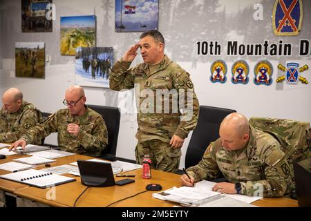 Soldaten und nicht kommissionierte Offiziere aus der gesamten 10. Mountain Division nehmen am Wettbewerb Division Soldier/NCO of the Quarter am 9. März 2022 in Fort Drum, New York, Teil. Der Wettbewerb umfasst einen Army Combat Fitness Test, einen 10 Meilen langen straßenmarsch, Qualifikationsbereich und eine Präsentationstafel. Stockfoto