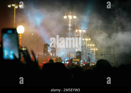 Zagreb, Kroatien-18. Dezember 2022: Überfüllte Straßen und Hauptplatz von Zagreb nach der Rückkehr der kroatischen Fußballnationalmannschaft nach dem Bronzegewinn Stockfoto