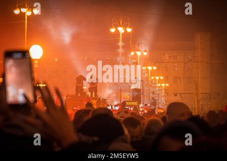 Zagreb, Kroatien-18.. Dezember 2022: Feuerwehrleute stehen im Van und blicken auf Fußballfans, die kroatische Fußballmannschaft begrüßen und anfeuern Stockfoto