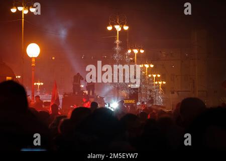 Zagreb, Kroatien-18.. Dezember 2022: Feuerwehrleute stehen im Van und blicken auf Fußballfans, die kroatische Fußballmannschaft begrüßen und anfeuern Stockfoto