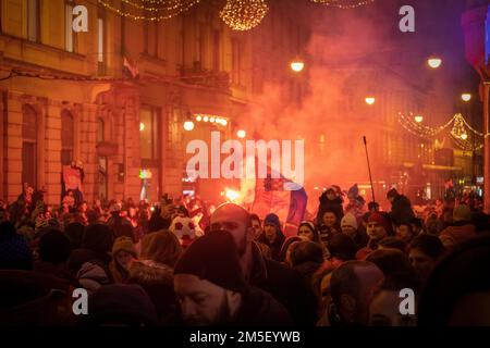 Zagreb, Kroatien-18. Dezember 2022: Überfüllte Straßen und Hauptplatz von Zagreb nach der Rückkehr der kroatischen Fußballnationalmannschaft nach dem Bronzegewinn Stockfoto