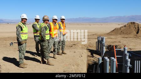 220309-N-RA951-5172 RIDGECREST, KALIFORNIEN (9. März 2022) USA Navy Seabees mit Naval Mobile Construction Battalion (NMCB) 5 Sprechen Sie mit der NMCB-5-Führung über das Seabee Skills Mentoring Program an Bord der Naval Air Weapons Station China Lake, Kalifornien. Die USA Navy Seabees mit NMCB-5 werden aus Port Hueneme heimgeschickt. Sie bilden in hochwertigem Bau, Expeditionslogistik und Kampfeinsätzen aus, um Bau- und Ingenieurprojekte für größere Kampfeinsätze, Katastrophenabwehr und humanitäre Hilfe durchzuführen. Stockfoto