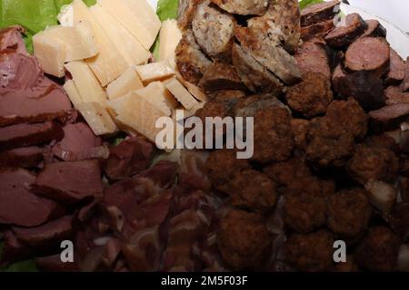 Rumänische Speiseplatte speziell für Silvester. Auf diesem Teller gibt es verschiedene Arten von Fleisch, Käse und Würstchen Stockfoto