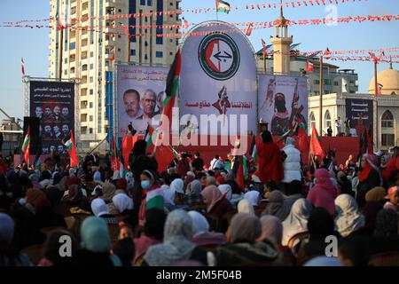 Palästinensische Anhänger der Popular Front for the Liberation of Palestine (PFLP) tragen karierte "Kafiyeh"-Kopfschmuck, wenn sie in Gaza feiern. Palästina. Stockfoto