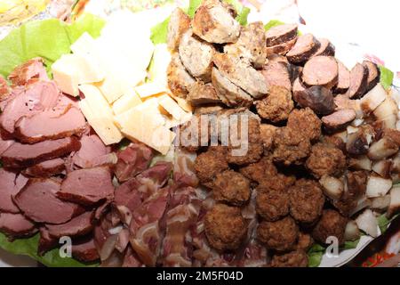 Rumänische Speiseplatte speziell für Silvester. Auf diesem Teller gibt es verschiedene Arten von Fleisch, Käse und Würstchen Stockfoto