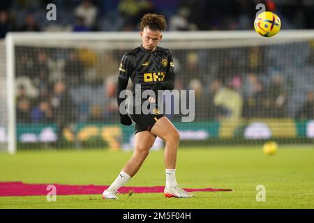 Die Kalvin Phillips von Manchester City wärmen sich vor dem Spiel der Premier League in der Elland Road, Leeds, auf. Bilddatum: Mittwoch, 28. Dezember 2022. Stockfoto