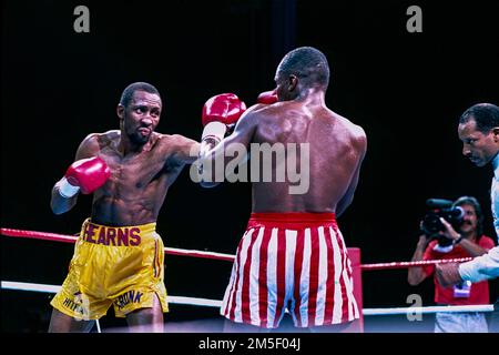 Sugar Ray Leonard vs. Thomas Hearns kämpfen am 12. Juni 1989 für die WBC- und WBO-Titel im Mittelgewicht um ein Unentschieden in „The war“. Stockfoto