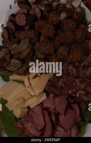 Rumänische Speiseplatte speziell für Silvester. Auf diesem Teller gibt es verschiedene Arten von Fleisch, Käse und Würstchen Stockfoto