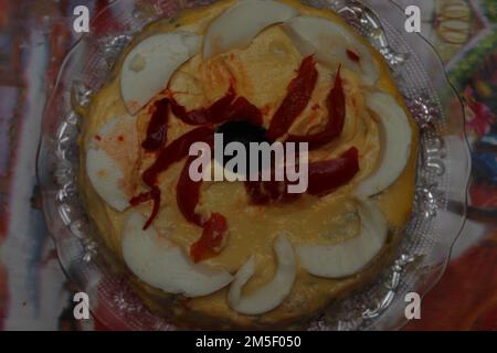 Rumänische Speiseplatte speziell für Silvester. Auf diesem Teller gibt es verschiedene Arten von Fleisch, Käse und Würstchen Stockfoto