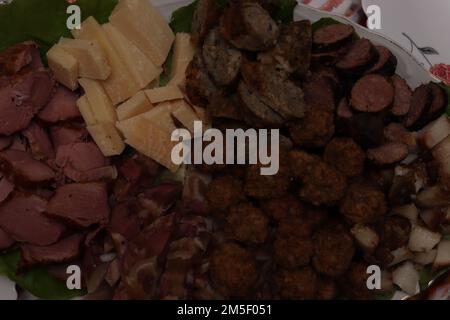 Rumänische Speiseplatte speziell für Silvester. Auf diesem Teller gibt es verschiedene Arten von Fleisch, Käse und Würstchen Stockfoto