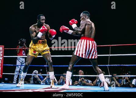 Sugar Ray Leonard vs. Thomas Hearns kämpfen am 12. Juni 1989 für die WBC- und WBO-Titel im Mittelgewicht um ein Unentschieden in „The war“. Stockfoto