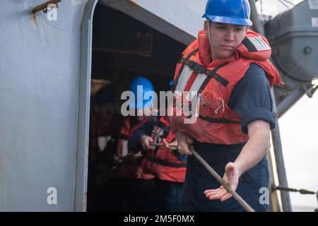 220309-N-QY794-1063 MITTELMEER (9. März 2022) – Feuerwehrmann (AEGIS) 3. Klasse Tyler Carson aus Katy, Texas, Heaves Around während einer Wiederauffüllung auf See mit dem Trockenschiff der Lewis- und Clark-Klasse USNS Robert E. Peary (T-AKE 5), an Bord der Arleigh Burke-Class, DDG-Guided Missile Destroyer (DDG-Gonez 66) 9. März 2022. Gonzalez wird mit der Harry S. Truman Carrier Strike Group zu einem geplanten Einsatz in den USA eingesetzt Sechstes Flottengebiet zur Unterstützung von Marineeinsätzen, um die maritime Stabilität und Sicherheit aufrechtzuerhalten und die US-Alliierten und zu verteidigen Stockfoto