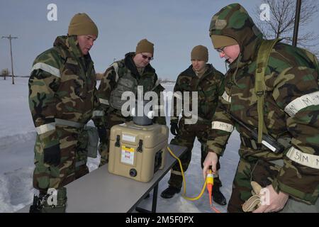 USA Air Force Notfallmanagement-Mitglieder von links nach rechts Chief Sgt. Jeremy Bethke, vom 115. Kampfflugflügel, Senior Master Sgt. Jeremy Wilson, vom 128. Air Tanken Flügel, Staff Sgt. Caleb McNeil und Master Sgt. Brian Lebrun, beide vom 114. Zivilingenieurschwadron, haben chemische, biologische, Radiologische und nukleare (CBRN) Detektionsgeräte während einer Trainingsübung an der North Dakota Air National Guard Regional Training Site, Fargo, North Dakota, 9. März 2022. Sie nehmen an einem CBRN-Schulungskurs für kaltes Wetter Teil, um mehr über die Herausforderungen zu erfahren, die sich während der CO stellen Stockfoto