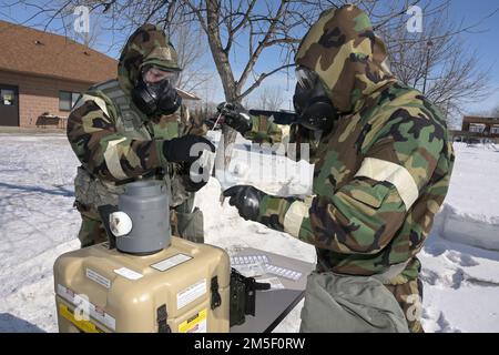 USA Air Force Notfallmanagement-Mitglieder Senior Master Sgt. Jeremy Wilson vom 128. Air Tanken Flügel, Und Master Sgt. Jason Braun, 133. Civil Engineer Squadron, verwendet chemische, biologische, radiologische und nukleare (CBRN) Detektionsgeräte während einer Übung am North Dakota Air National Guard Regional Training Site, Fargo, North Dakota, 9. März 2022. Sie nehmen an einem CBRN-Schulungskurs für kaltes Wetter Teil, um mehr über die Herausforderungen zu erfahren, die sich bei der Durchführung von Notfallmaßnahmen bei extrem kalten Temperaturen stellen. Stockfoto