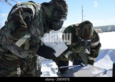 USA Air Force Notfallmanagement-Mitglieder Senior Master Sgt. Jeremy Wilson vom 128. Air Tanken Flügel, Und Master Sgt. Jason Braun, 133. Civil Engineer Squadron, verwendet chemische, biologische, radiologische und nukleare (CBRN) Detektionsgeräte während einer Übung am North Dakota Air National Guard Regional Training Site, Fargo, North Dakota, 9. März 2022. Sie nehmen an einem CBRN-Schulungskurs für kaltes Wetter Teil, um mehr über die Herausforderungen zu erfahren, die sich bei der Durchführung von Notfallmaßnahmen bei extrem kalten Temperaturen stellen. Stockfoto