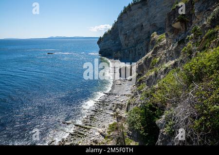 Blick auf den Nationalpark Forillon auf der Halbinsel Gaspesie an einem sonnigen Tag Stockfoto