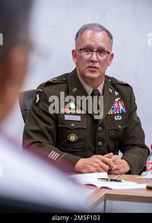 220309-N-XC372-1086 NEU-DELHI (9. März 2022) Generalmajor Michael Place, kommandierender General des 18. Medical Command, spricht in einer Podiumsdiskussion während des Indo-Pacific Military Health Exchange 2021-22. IPMHE 2021-22 ist eine multilaterale, führende militärisch-medizinische Veranstaltung, die von Indiens Armed Forces Medical Services und den USA gemeinsam ausgerichtet wird Indo-Pacific Command, wo sich Gesundheitsfachkräfte verschiedener Herkunft zusammenschließen, um Beziehungen zu entwickeln und das globale Gesundheitsengagement in der Region Indo-Pacific zu gestalten. Stockfoto