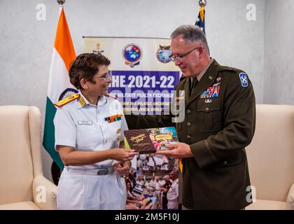 220309-N-XC372-1363 NEW DELHI (9. März 2022) Generalmajor Michael Place, kommandierender General der 18. Medical Command, Right, überreicht ein Geschenk an Surg V ADM Sheila S. Mossi, Generaldirektor für Organisation und Personal der Streitkräfte Medical Services, während des Indo-Pacific Military Health Exchange 2021-22. IPMHE 2021-22 ist eine multilaterale, führende militärisch-medizinische Veranstaltung, die von Indiens Armed Forces Medical Services und den USA gemeinsam ausgerichtet wird Indo-Pacific Command, wo sich Gesundheitsfachkräfte mit unterschiedlichem Hintergrund zusammenschließen, um Beziehungen zu entwickeln und das globale Gesundheitsengagement im Indo-Pacific reg zu gestalten Stockfoto