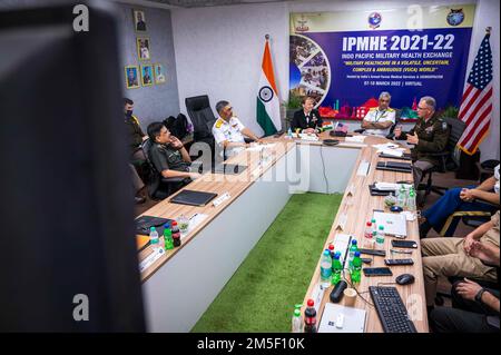 220309-N-XC372-1243 NEU-DELHI (9. März 2022) Generalmajor Michael Place, kommandierender General des 18. Medical Command, spricht in einer Podiumsdiskussion während des Indo-Pacific Military Health Exchange 2021-22. IPMHE 2021-22 ist eine multilaterale, führende militärisch-medizinische Veranstaltung, die von Indiens Armed Forces Medical Services und den USA gemeinsam ausgerichtet wird Indo-Pacific Command, wo sich Gesundheitsfachkräfte verschiedener Herkunft zusammenschließen, um Beziehungen zu entwickeln und das globale Gesundheitsengagement in der Region Indo-Pacific zu gestalten. Stockfoto