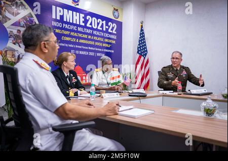 220309-N-XC372-1219 NEU-DELHI (9. März 2022) Generalmajor Michael Place, kommandierender General des 18. Medical Command, spricht in einer Podiumsdiskussion während des Indo-Pacific Military Health Exchange 2021-22. IPMHE 2021-22 ist eine multilaterale, führende militärisch-medizinische Veranstaltung, die von Indiens Armed Forces Medical Services und den USA gemeinsam ausgerichtet wird Indo-Pacific Command, wo sich Gesundheitsfachkräfte verschiedener Herkunft zusammenschließen, um Beziehungen zu entwickeln und das globale Gesundheitsengagement in der Region Indo-Pacific zu gestalten. Stockfoto