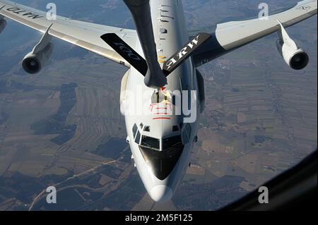 Ein NATO E3A Sentry Airborne Warn- und Kontrollsystem ist an den Auslegermast eines US-amerikanischen Flugzeugs angeschlossen Air Force KC-135 Stratotanker von Royal Air Force Mildenhall, England, für einen Luftauftanken über Osteuropa am 9. März 2022. Der KC-135 kann eine Vielzahl verschiedener Luftrahmen betanken und unterstützt so jede Mission oder Übungen. Stockfoto