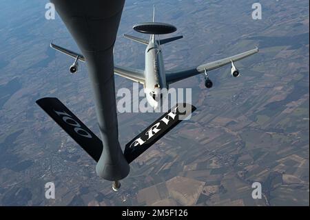 Ein NATO E3A Sentry Airborne Warn- und Kontrollsystem nähert sich einem US-Luftraum Air Force KC-135 Stratotanker von Royal Air Force Mildenhall, England, für einen Luftauftanken über Osteuropa am 9. März 2022. Der KC-135 kann eine Vielzahl verschiedener Luftrahmen betanken und unterstützt so jede Mission oder Übungen. Stockfoto