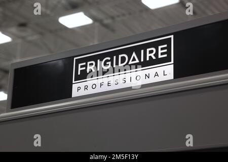 Honolulu, HI - 27. Dezember 2022: Haushaltsgerätehersteller Frigidaire Schild im Einkaufszentrum Stockfoto