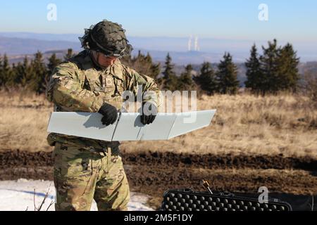 Kevin Brotons, ein Kavallerie-Scout, dem 2. Bataillon zugeteilt, 34. Panzerregiment, 1. Panzerbrigade-Kampfteam, 1. Infanterie-Division, versammelt einen AeroVironment RQ-11 Raven während des Schaberstreiks 22 im Militärgebiet Hradiště, Nordwesten Tschechiens, 09. März 2022. Stockfoto