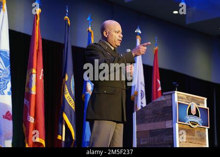 Generalmajor John C. Harris Jr., Adjutant General in Ohio, spricht vor den Teilnehmern der All-Ohio United States Armed Forces Career Commitment Celebration am 9. März 2022 im Greater Columbus Convention Center in Columbus, Ohio. Die jährliche Veranstaltung würdigt und ehrt Schüler der Oberschule Ohio, die an einer Militärakademie teilnehmen oder sich verpflichtet haben, aktiv in der Reserve oder der Nationalgarde zu arbeiten. Stockfoto